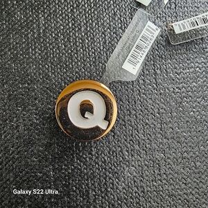 NEW crocs charms Q .....Gold and white